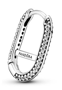Pandora Silberanhänger in U-Form, verziert mit klaren Zirkonia entlang einer Kante, mit einem Markenverschluss, auf dem "PANDORA" eingraviert ist.