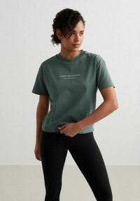SERIF BOXY - Nyomott mintás póló - green