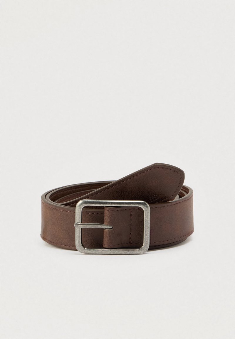 Καφέ δερμάτινη ζώνη με ασημί ορθογώνια αγκράφα, με λεία υφή και ραμμένες άκρες, κατάλληλη για καθημερινή ή επίσημη χρήση.