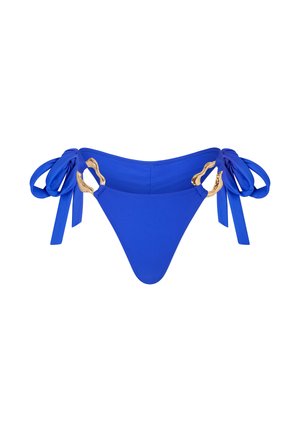 Blauwe bikini onderkant met een driehoekige vorm, gemaakt van soepel stof, met gouden hardware en lintstrikjes aan de zijkanten.