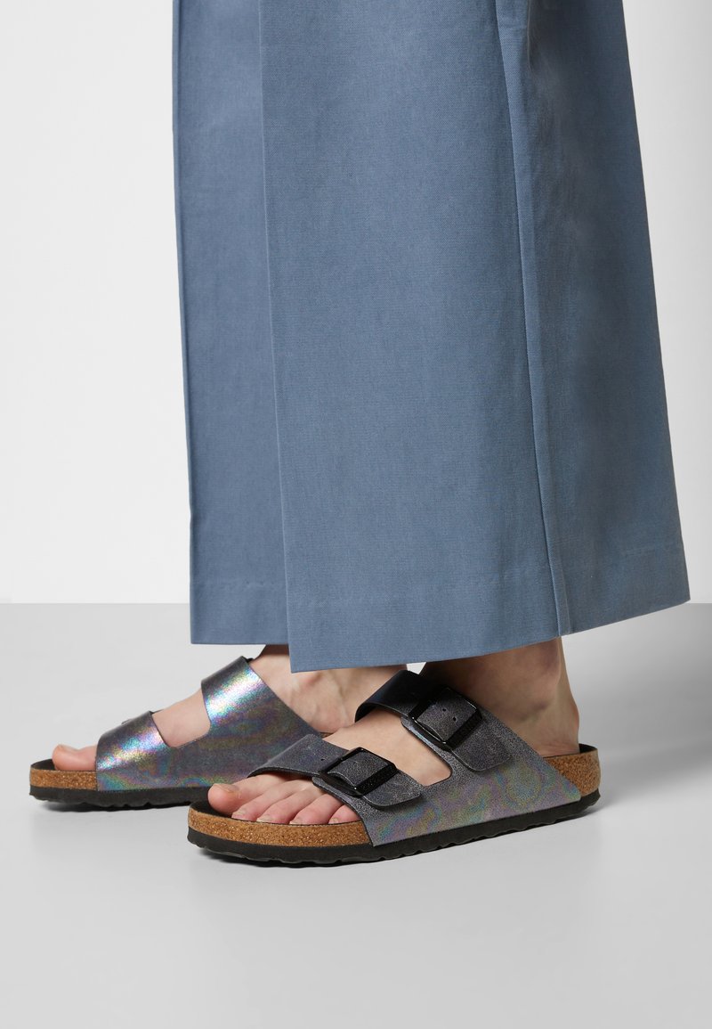 Damen Sneaker | Birkenstock ARIZONA MF VEGAN NARROW Hausschuh iridescent black/schwarz - AL20973 Damen Sneaker | Birkenstock ARIZONA MF VEGAN NARROW Hausschuh iridescent black/schwarz - AL20973