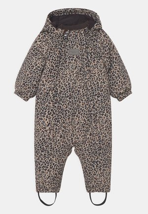 Kombinezon zimowy dla niemowląt z kapturem, długimi rękawami, wzorem w panterkę, zamkiem z przodu oraz paskami na stopy zapewniającymi pewne dopasowanie.