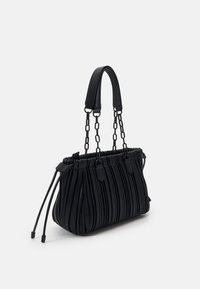 Borsa a pleated nera realizzata in materiale sintetico, con manico superiore e dettagli in catena. Chiusura a coulisse con dettagli in pelle coordinati.