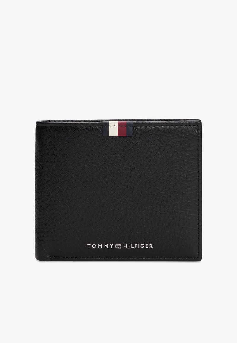 Schwarze, strukturierte Lederbrieftasche mit Tommy Hilfiger Logo und einem kleinen rot-weiß-blauen Stoffetikett oben in der Mitte.