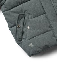 Giacca a vento grigia con design trapuntato, tasche con pressione e a pattina, e dettaglio del logo. Il tessuto appare resistente e testurizzato.