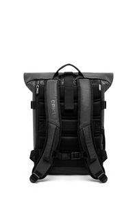 Mochila negra de doble cierre fabricada en material impermeable. Cuenta con correas acolchadas, detalles de malla y un asa superior para mayor comodidad al llevarla.