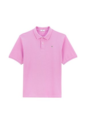 Polo shirt à manches courtes en rose clair avec un col et un bouton unique. Présente un petit logo sur le côté gauche.