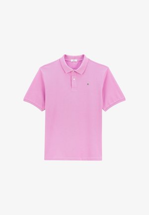 Polo shirt à manches courtes en rose clair avec un col et un bouton unique. Présente un petit logo sur le côté gauche.