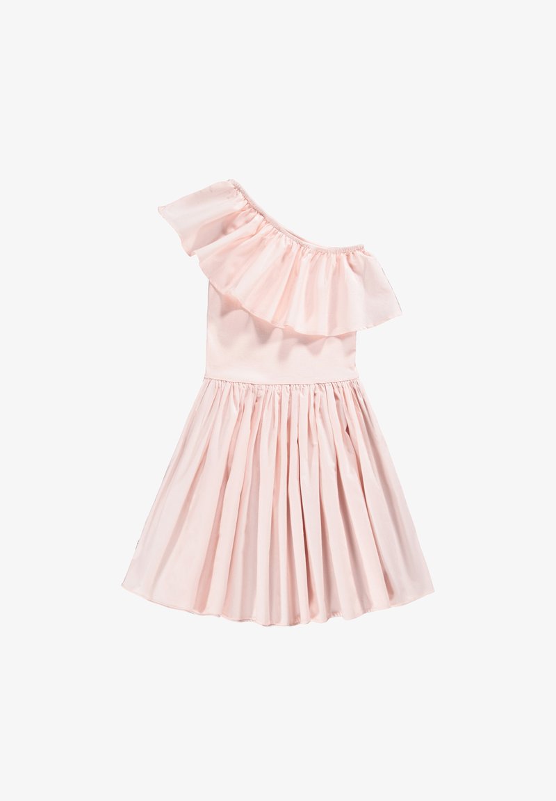 Robe à une épaule en tissu rose doux avec superposition froncée et jupe plissée. Texture légère, corsage ajusté et taille élastique.