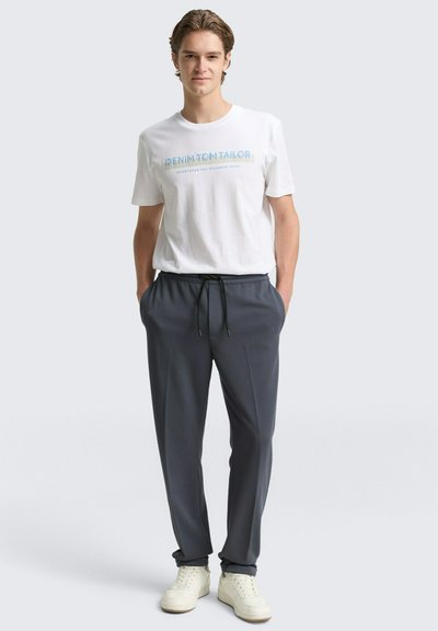 Shirts Price TOM TAILOR 1048591 Maillot De Survêtement, 28800-faded Denim Blue, S Homme Tom Tailor 1039636 Maillot De Survêtement Homme Noir Shirts Price TOM TAILOR 1048591 Maillot De Survêtement, 28800-faded Denim Blue, S Homme Tom Tailor 1039636 Maillot De Survêtement Homme Noir