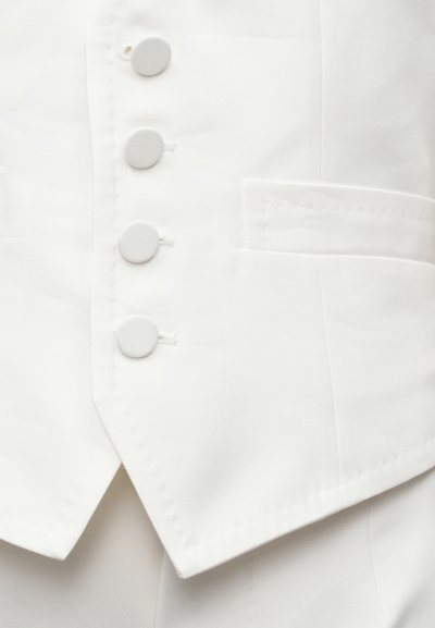 Witte op maat gemaakte gilet met vier met stof beklede knopen, scherpe kraag en twee zijzakken, met een gladde, strakke textuur.