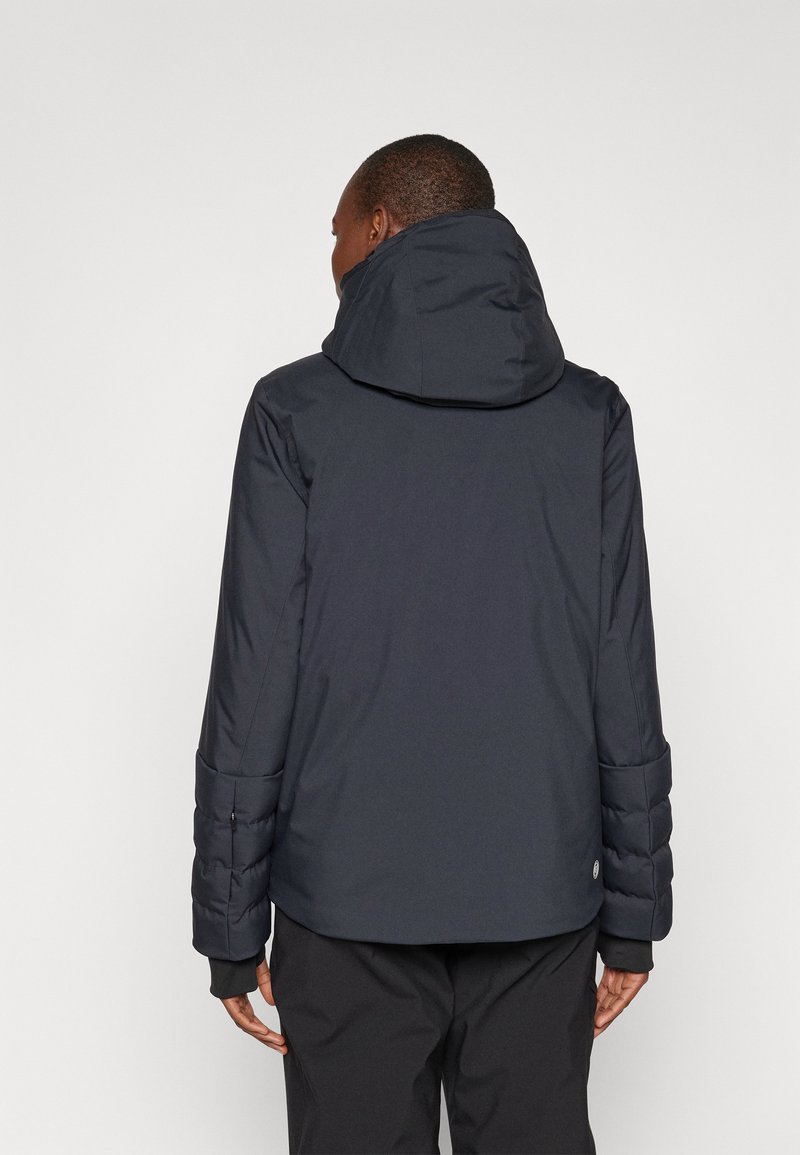 Schwarze, isolierte Jacke mit Kapuze, mit gesteppter Ärmeln und lockerer Passform. Glatte Textur, minimalistisches Design und keine sichtbaren Beschläge.