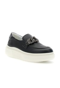 Scarpa nera in pelle senza chiusura con superficie testurizzata, suola piatta bianca e catena decorativa sulla parte superiore.
