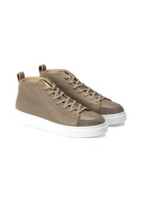 Hochformat-Sneaker aus braunem Leder mit strukturiertem Finish, ausgestattet mit einer weißen Gummisohle und einer grauen Wildlederzehenkappe. Flache Schnürsenkel und Zuglasche.