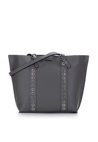 Borsa tote grigia in pelle con dettagli in occhioletto metallico lungo i lati, base piatta e tracolla regolabile. La finitura testurizzata aggiunge profondità.
