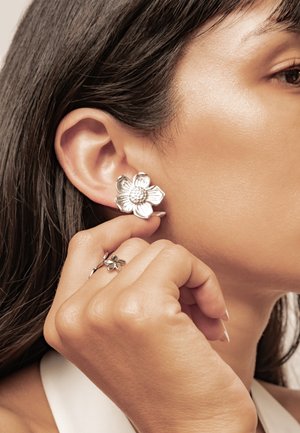 Hey Happiness, DAISY FLOWER STUD - Earrings - silver-coloured