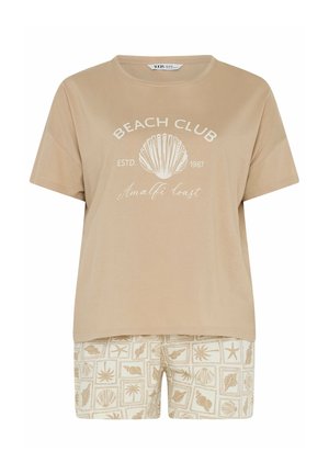 Top beige a maniche corte con testo "Beach Club Amalfi Coast" e grafica di conchiglia, abbinato a pantaloncini color crema con motivi di conchiglie e palme.