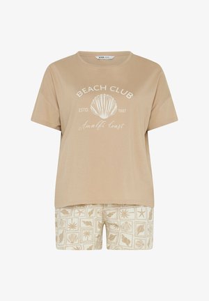 Beżowy top z krótkim rękawem z napisem "Beach Club Amalfi Coast" i grafiką muszli, w połączeniu z kremowymi szortami z wzorem muszli i palm.