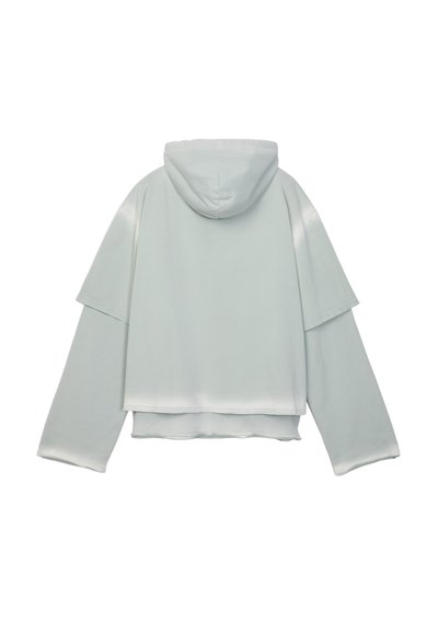 Jasnoszara, oversize bluza z kapturem, z warstwowymi, szerokimi rękawami, przedstawiona z tyłu na białym tle.