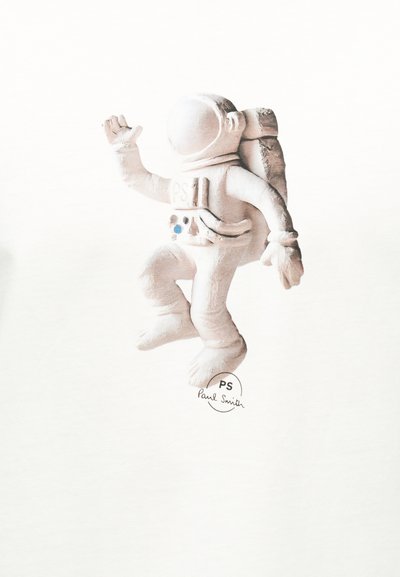 Μορφή αστροναύτη με λευκή φόρμα και σακίδιο πλάτης, με το ένα χέρι σηκωμένο, αιωρούμενη, με το λογότυπο "PS Paul Smith" από κάτω σε λευκό φόντο.