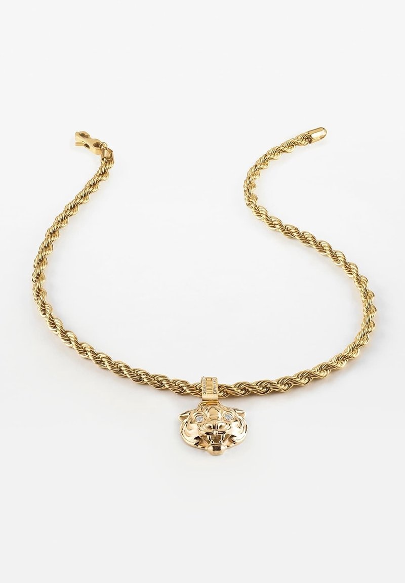 Collier chaîne torsadée en or avec un pendentif tête de tigre détaillé orné d'yeux en pierres précieuses claires sur fond blanc.