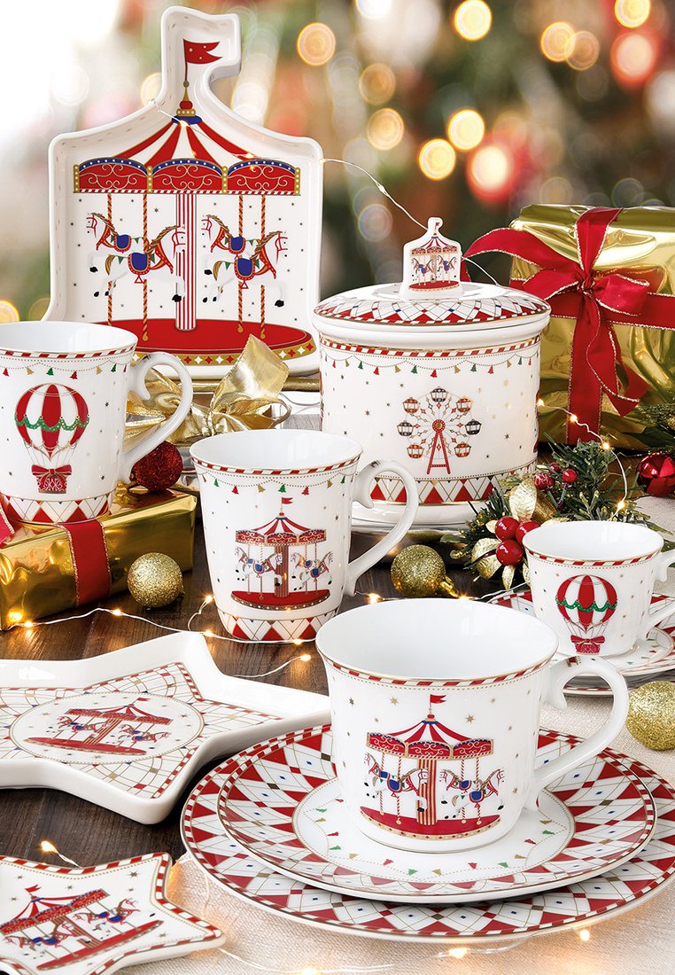 Set da tè in ceramica con un design a carosello in rosso e bianco, con accenti a forma di stella, mongolfiere, piatti sovrapposti e un vassoio a forma di stella.