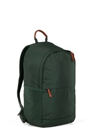 Zaino di colore verde scuro realizzato in tessuto, con una parte superiore arrotondata, scomparti con zip, dettagli in pelle e spallacci regolabili.