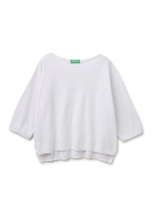 Witte oversized trui met structuur, driekwartmouwen en een licht afgeronde brede halslijn, weergegeven op een witte achtergrond.