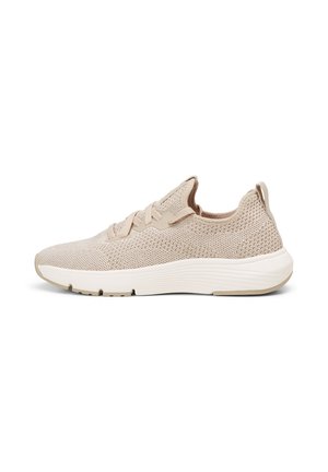 Hellbeiger, gestrickter Sneaker mit niedrigen Schaft, Schnürung vorne, gepolsterter weißer Sohle und Zuglasche an der Ferse, von der Seite vor weißem Hintergrund dargestellt.