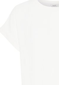 Bílý bavlněný top s krátkými rukávy, kulatým výstřihem a hladkou texturou. Má jemnou značkovou cedulku u límce. Jednoduchý design.