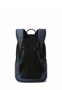 Zaino blu navy e nero con spallacci imbottiti, fibbia toracica regolabile e maniglia superiore. Tessuto liscio con design a tinta unita e minimi accenti.