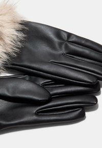 Sorte læderhandsker med en glat tekstur, der har en blød, lysefarvet pelsdetalje ved håndleddet. Klassisk design med tætsiddende fingre.