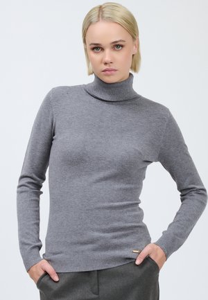Maglione grigio a collo alto realizzato in morbido tessuto a maglia, con maniche lunghe e orlo a coste. Piccolo logo metallico in basso a sinistra.