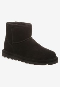 Stivaletti alla caviglia neri in suede con una morbida e soffice fodera, punta rotonda e suola in gomma testurizzata; presentano cuciture a contrasto e un design minimalista.