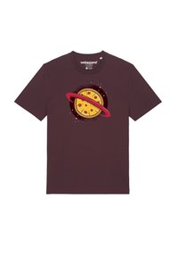 T-shirt marron foncé arborant un graphique de pizza circulaire avec un anneau rouge, sur fond spatial avec des étoiles.