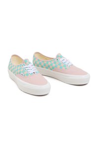 Zapatillas de canvas con la punta rosa, diseño de cuadros en azul y verde, cordones blancos y suela de goma blanca.
