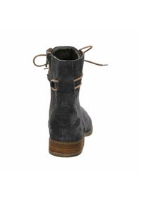 Šedé semišové kotníkové boty s kulatou špičkou, jemnou texturou, zadním zipem a dekorativními šněrováním, umístěné na hnědém vrstvovém dřevěném podpatku.