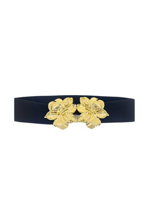 Cintura elastica blu navy con una fibbia floreale dorata texturizzata che presenta due foglie e dettagli intricati, fissata al centro.