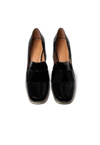 Chaussures en cuir verni noir avec un bout arrondi, une large bride sur le devant, et une doublure en cuir beige. Talon carr é et accents dorés subtils.