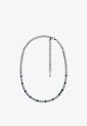 Collar de cadena de plata con un diseño texturizado y acentos en azul, que cuenta con un cierre de botón. Presenta una mezcla de eslabones planos y redondos.