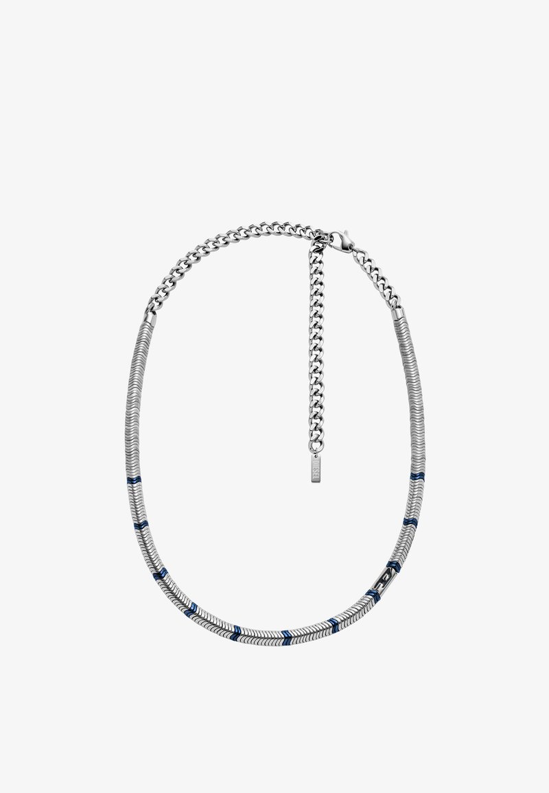Collana in argento con design texture e accenti blu, dotata di chiusura a pulsante. Presenta un mix di maglie piatte e rotonde.