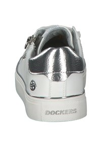 Weißer Sneaker mit silbernen metallischen Akzenten, glattem Lederoberfläche, länglicher Form, mit einem Reißverschluss an der Seite und Gummisohle.