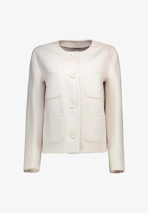 Veste pour femme de couleur crème avec encolure ronde, quatre boutons sur le devant et quatre poches appliquées, présentée sur un fond blanc.