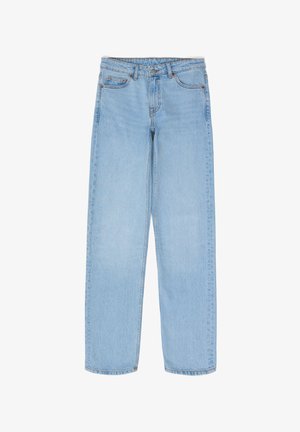 Ljust blå denimjeans med rak benform, femficksdesign och subtila sömnadsdetaljer vid midjebandet och fickorna.
