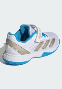 Valge spordijalats võrgust pealispinnaga, siniste detailide ja kuldse triibuga. Varustatud takjakinnitusega ja tekstureeritud kummitaldaga.