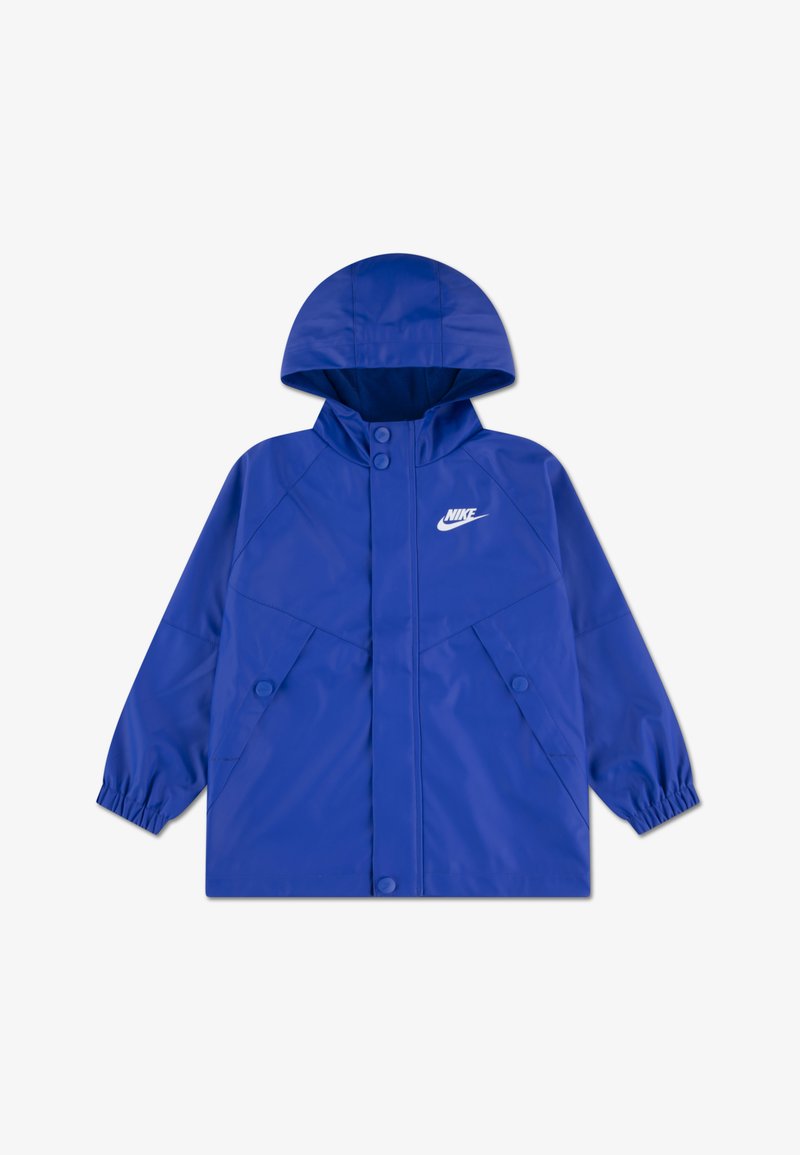 Μπλε αδιάβροχο μπουφάν με κουκούλα, διαθέτει εμπρόσθιο κούμπωμα με κουμπιά, ελαστικά μανίκια και λευκό λογότυπο Nike στο στήθος. Ομαλή υφή.