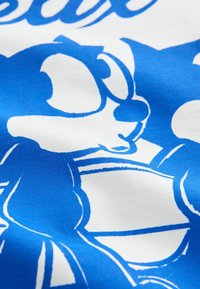 Blauw grafisch ontwerp met een cartoonfiguur op witte stof, gladde textuur, met dikke lijnen en een speels ontwerp.