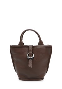 Borsa a tracolla in pelle marrone testurizzata con due manici e una cintura frontale che presenta una chiusura a fibbia rotonda in argento.