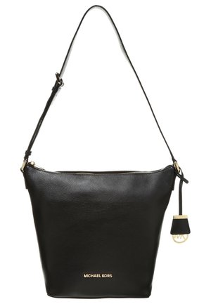 Czarna skórzana torba na ramię Michael Kors z złotym logo, zamkiem błyskawicznym, regulowanym paskiem oraz wiszącą skórzaną metką z złotym zawieszkiem MK.