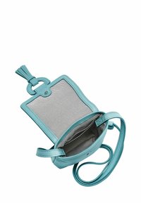 Sac bandoulière en cuir aqua avec une finition texturée, détail en pampilles et un compartiment en maille. Comprend une seule sangle et une poche zippée à l'intérieur.